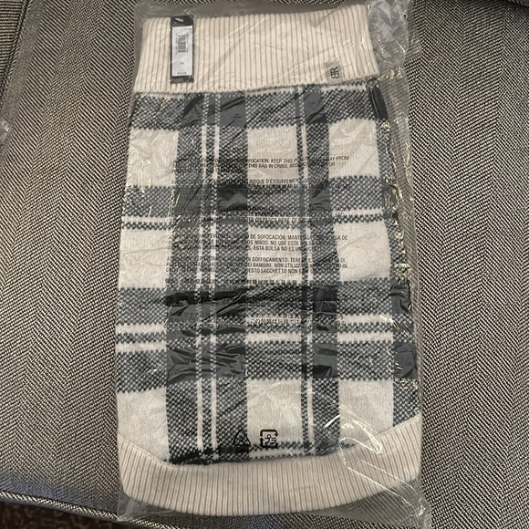 Pet Sweater - Banana Republic-White Plaid -Size Medium- Brand New - Picture 2 of 2